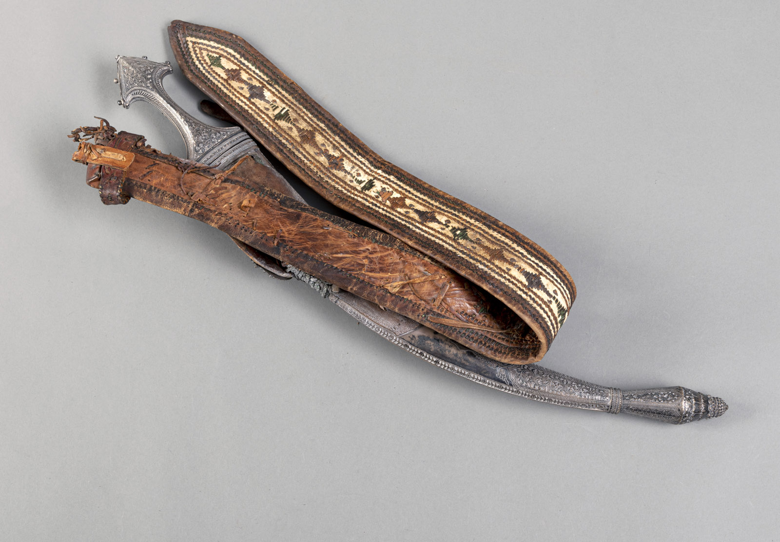 A SILVER MOUNTED SAUDI ARABIAN LONG DAGGER FROM HEJAZ/ASIR REGION WITH LEATHER BELT - Image 2 of 4