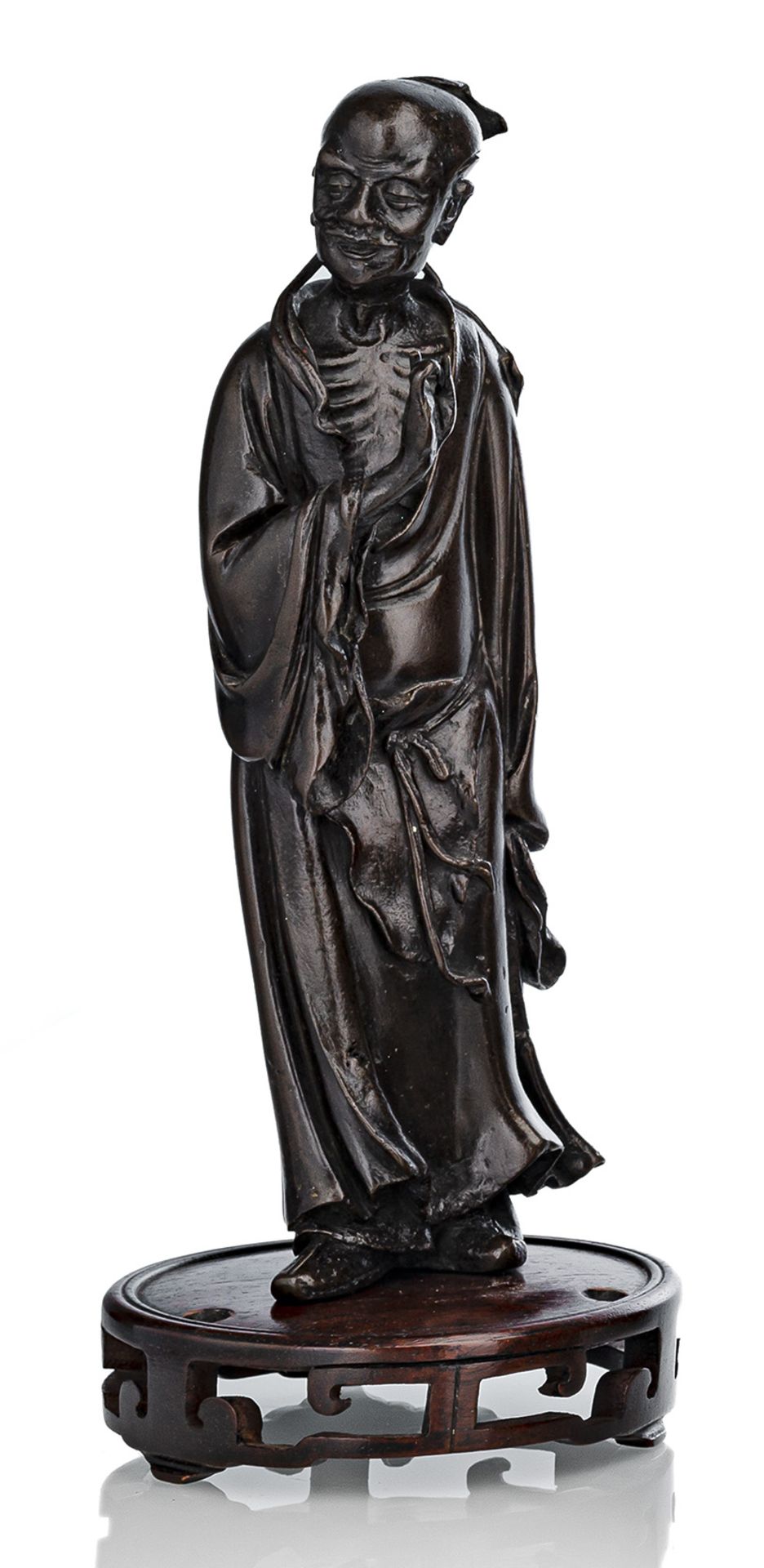 Bronze eines stehenden Louhan auf einen Holzstand montiert