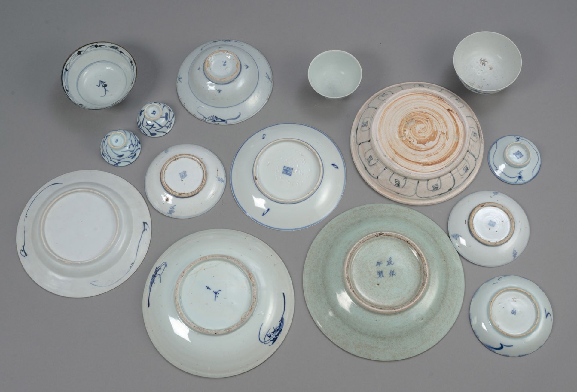 A GROUP OF 15 BLUE AND WHITE PORCELAIN DISHES AND BOWLS - Image 2 of 2