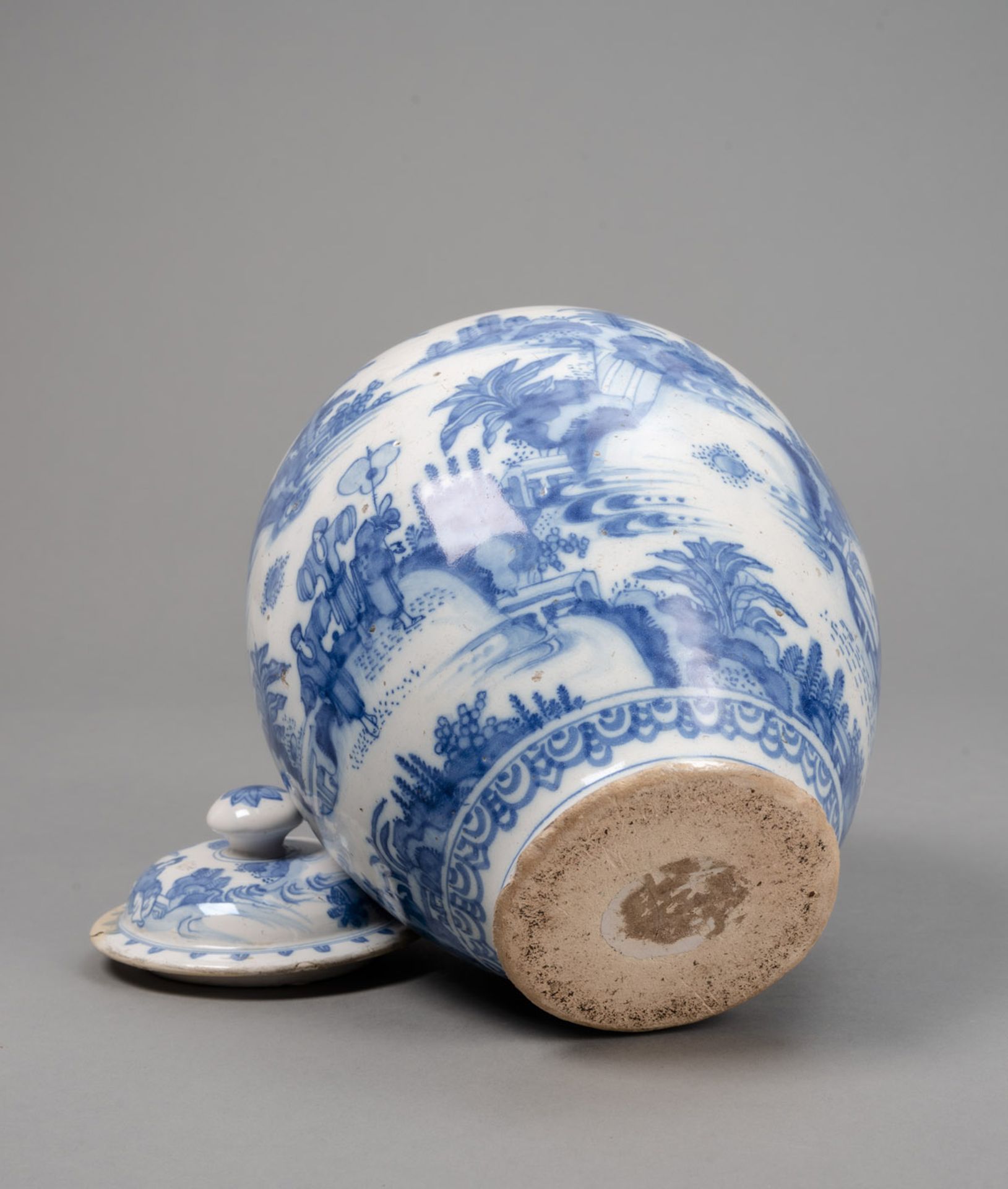 A BLUE AND WHITE LANDSCAPE VASE AND COVER - Image 4 of 4