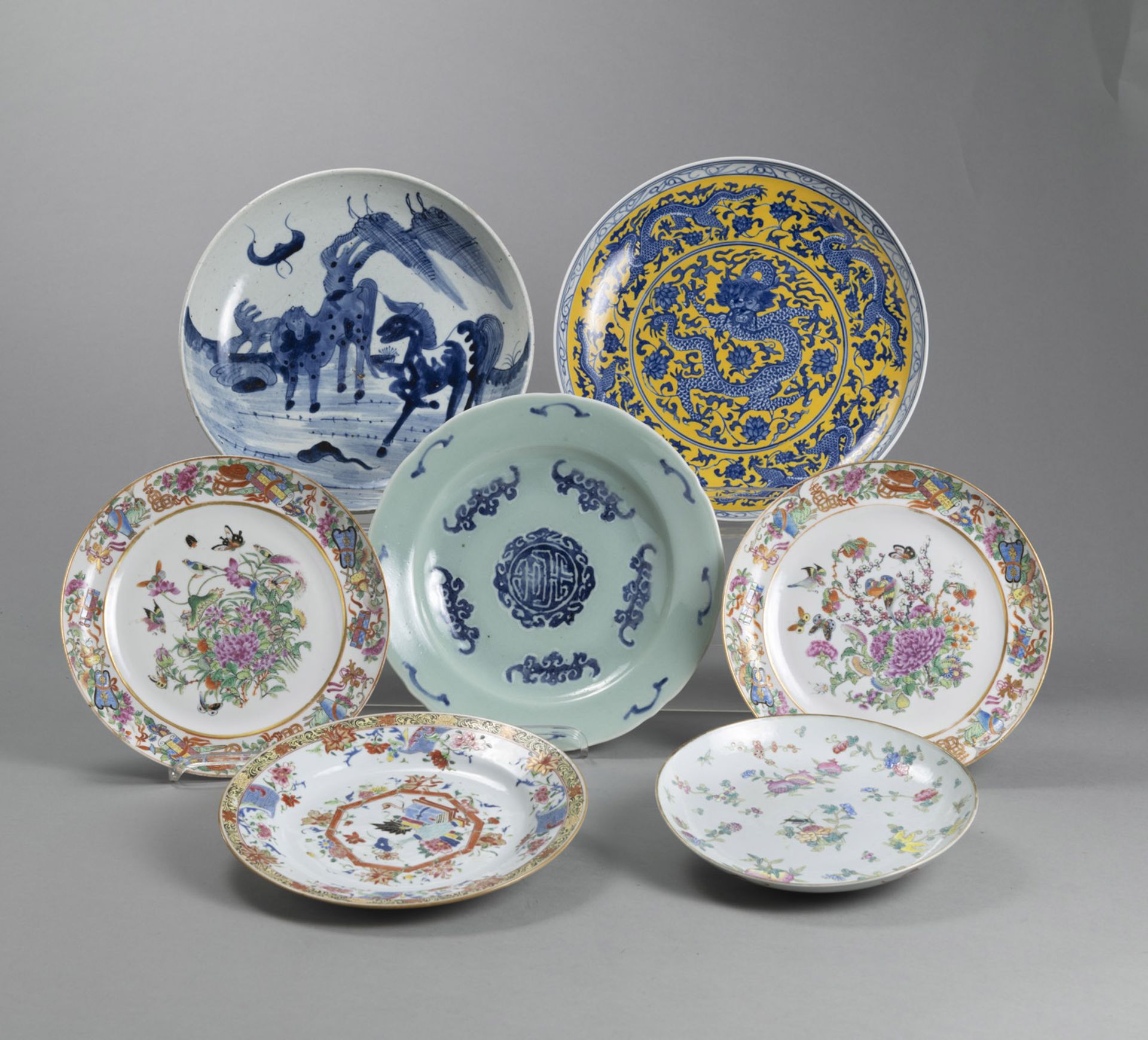 A GROUP OF BLUE AND WHITE AND FAMILLE ROSE PORCELAIN PLATES