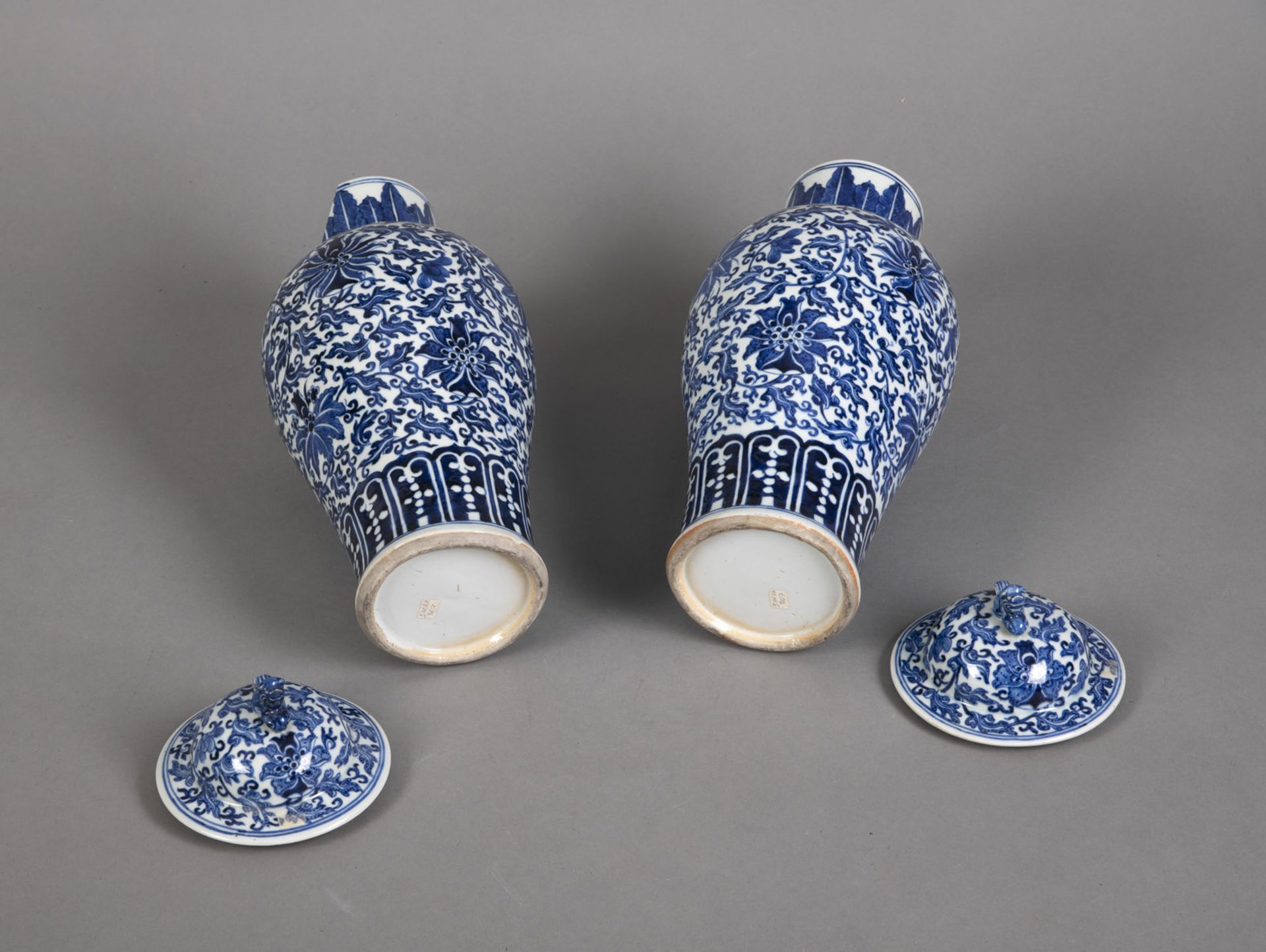 A PAIR OF BLUE AND WHITE PORCELAIN VASES WITH LION-HANDLED COVERS - Image 4 of 4