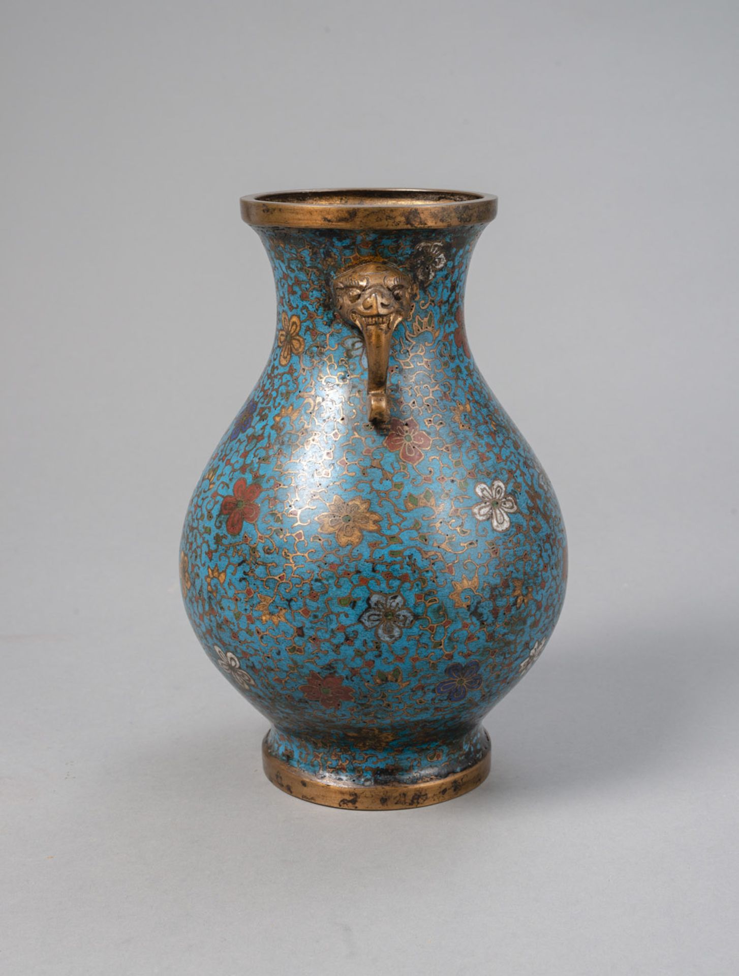 'Hu'-förmige Cloisonné-Vase mit Blütenranken und zwei seitlichen Baku-Maskenhenkeln - Bild 3 aus 4