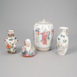 'Wu Shuang Pu'-Deckelvase aus Porzellan mit zwei kleineren 'Famille rose'-Vasen und einem Shoulao