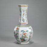 Hexagonale 'famille rose'-Vase mit Blumendekor der vier Jahreszeiten
