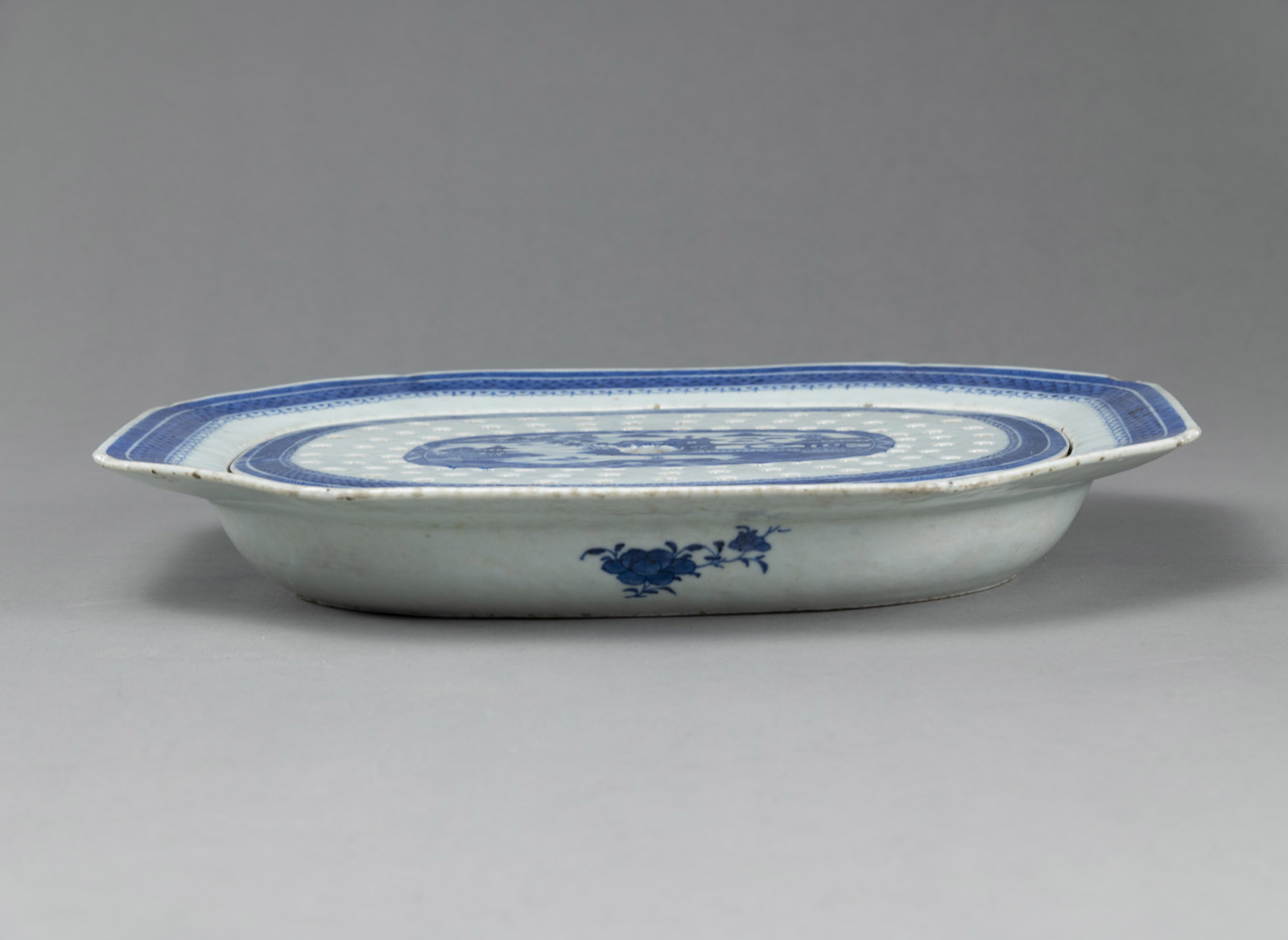 OCTAGONAL BLUE AND WHITE PORCELAIN WARMING PLATE SET WITH A SEA LANDSCAPE - Image 2 of 4