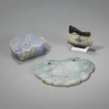 Jade-Anhänger in ruyi-Form, Pinselablage aus Speckstein und Keramik-Wassertropfer in Form eines Kar