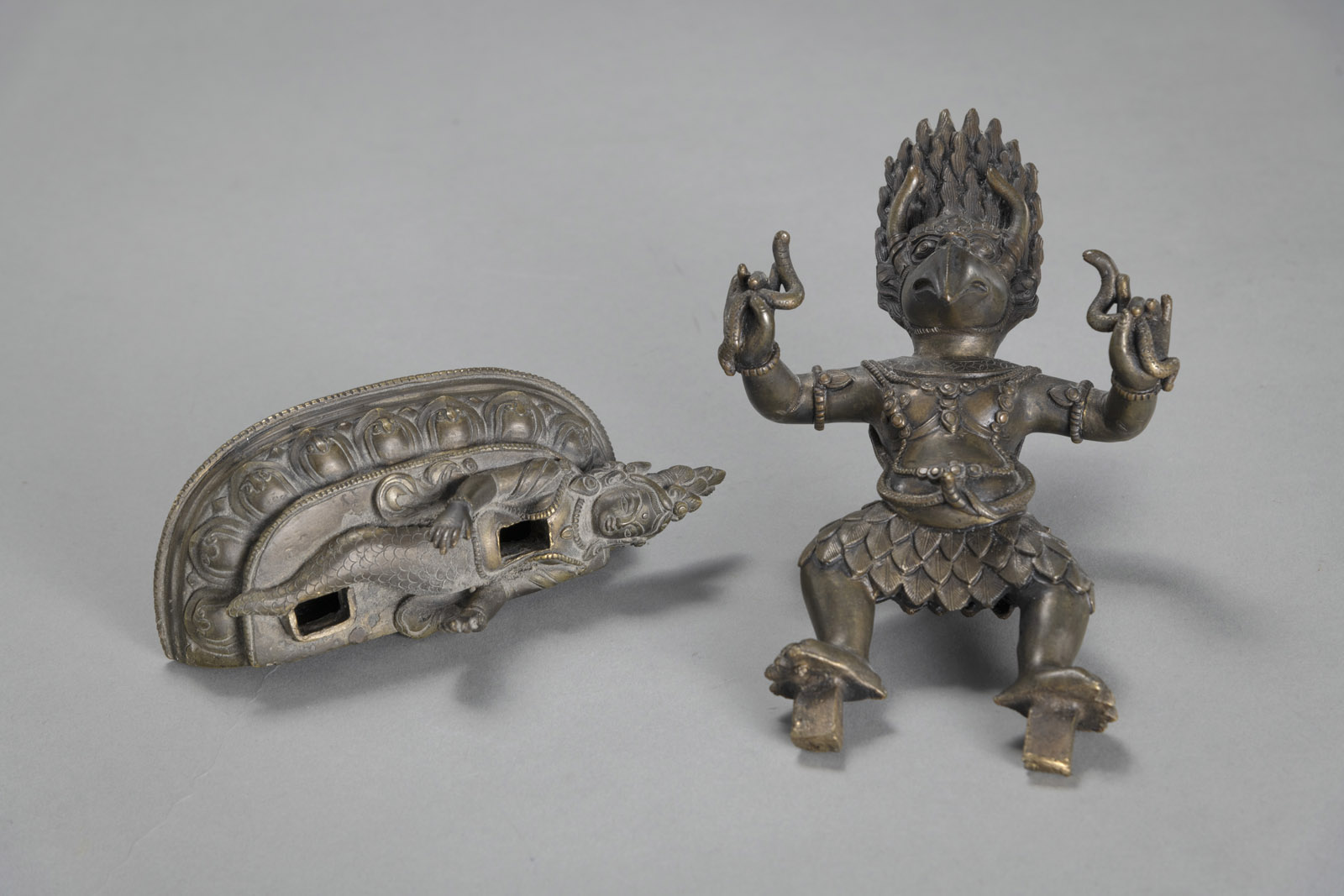 A BRONZE TANTRIC WRATHFUL GARUDA STANDING ON A FEMALE DRAGON FIGURE ON A BASE - Image 4 of 5