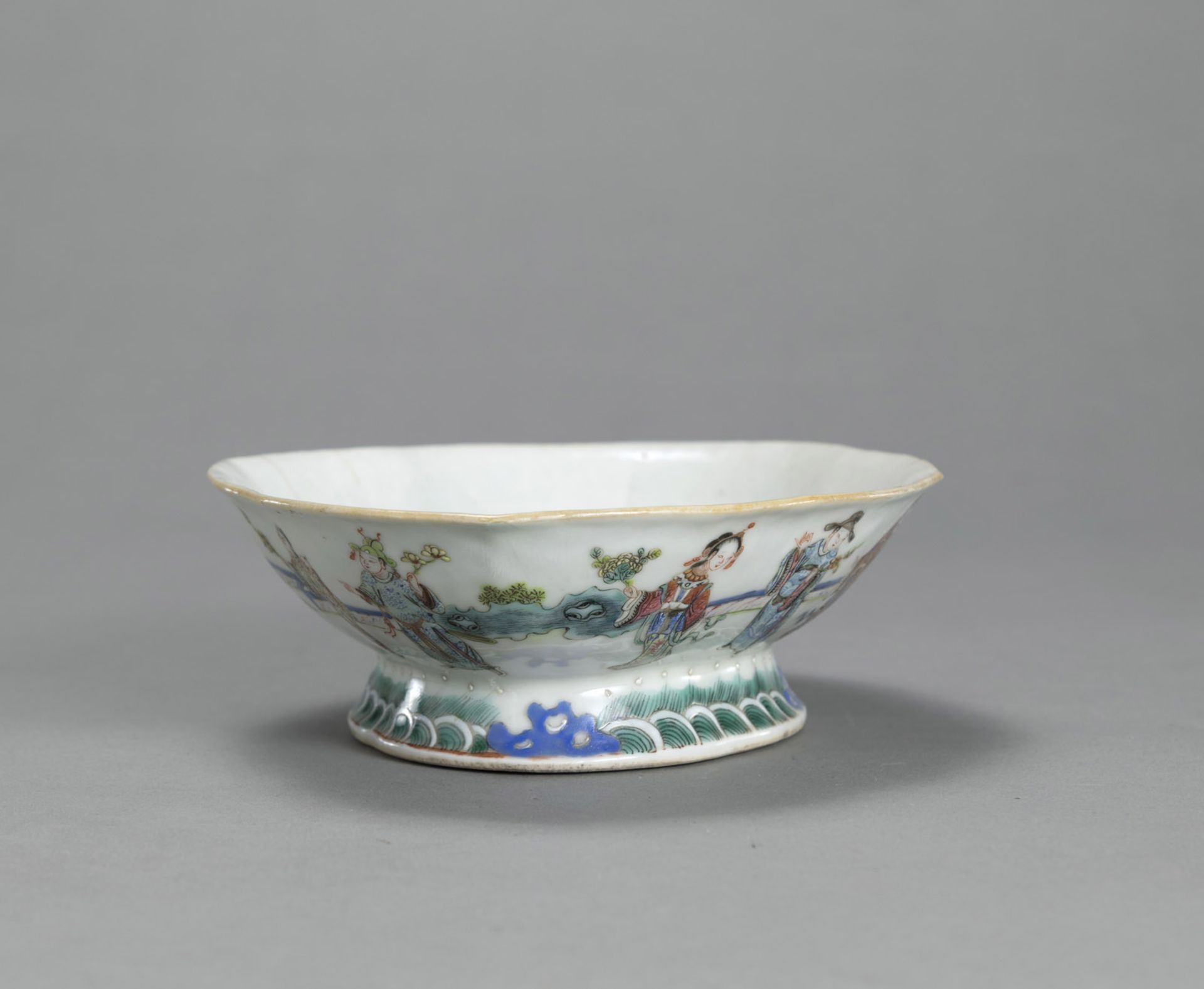 A QUATREFOIL 'FAMILLE ROSE' FIGURES PORCELAIN BOWL - Image 2 of 4