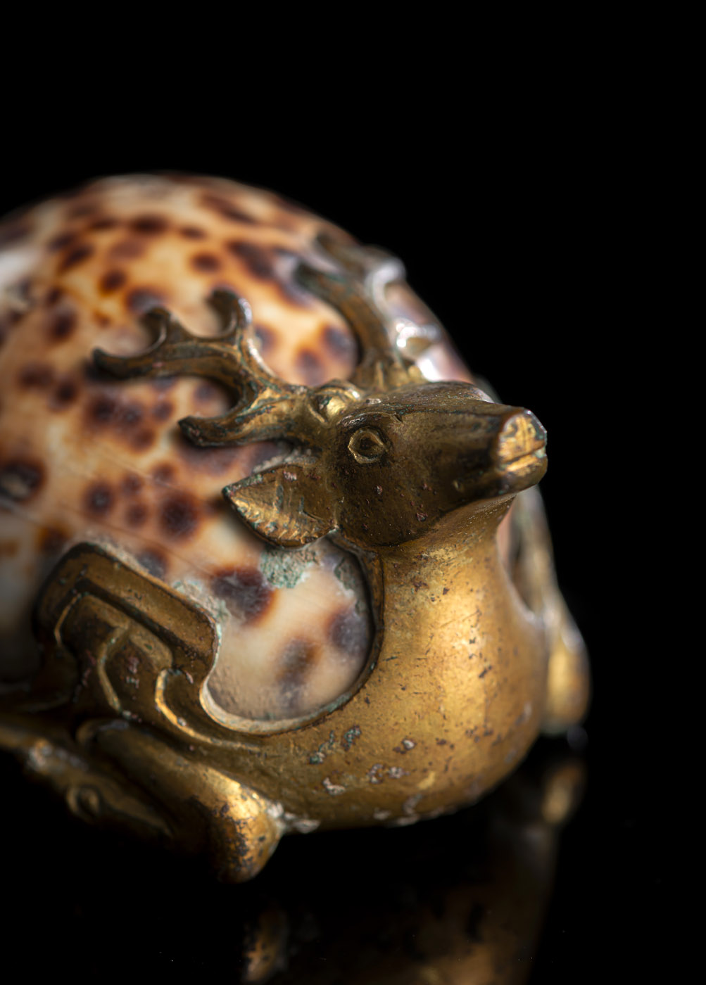 A RARE AND FINELY CAST GILT-BRONZE MOUNTED COWRIE SHELL STAG MAT WEIGHT - Image 6 of 10