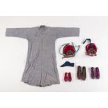 Konvolut Textilien: zwei Kinderhauben, drei Paare Schuhe, ein Sommergewand und ein Stirnband