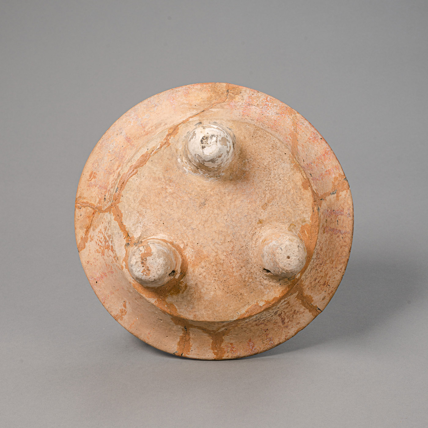 A TRIPOD PRECOLUMBIAN POTTERY DISH - Image 3 of 3