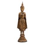 Bronze des Buddha Paree mit goldfarbener und schwarzer Lackfassung