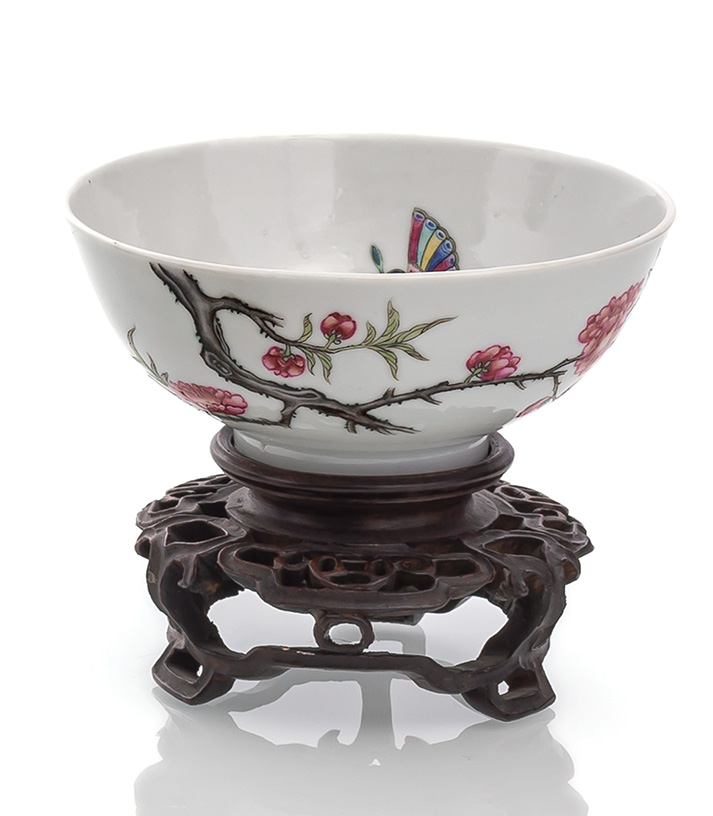 A FAMILLE ROSE BUTTERFLY AND FLOWER BOWL WITH CARVED WOOD STAND