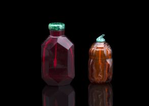 Rubinrote, facettierte Snuffbottle aus Glas und Snuffbottle aus bernsteinfarbenem Glas in Form eine