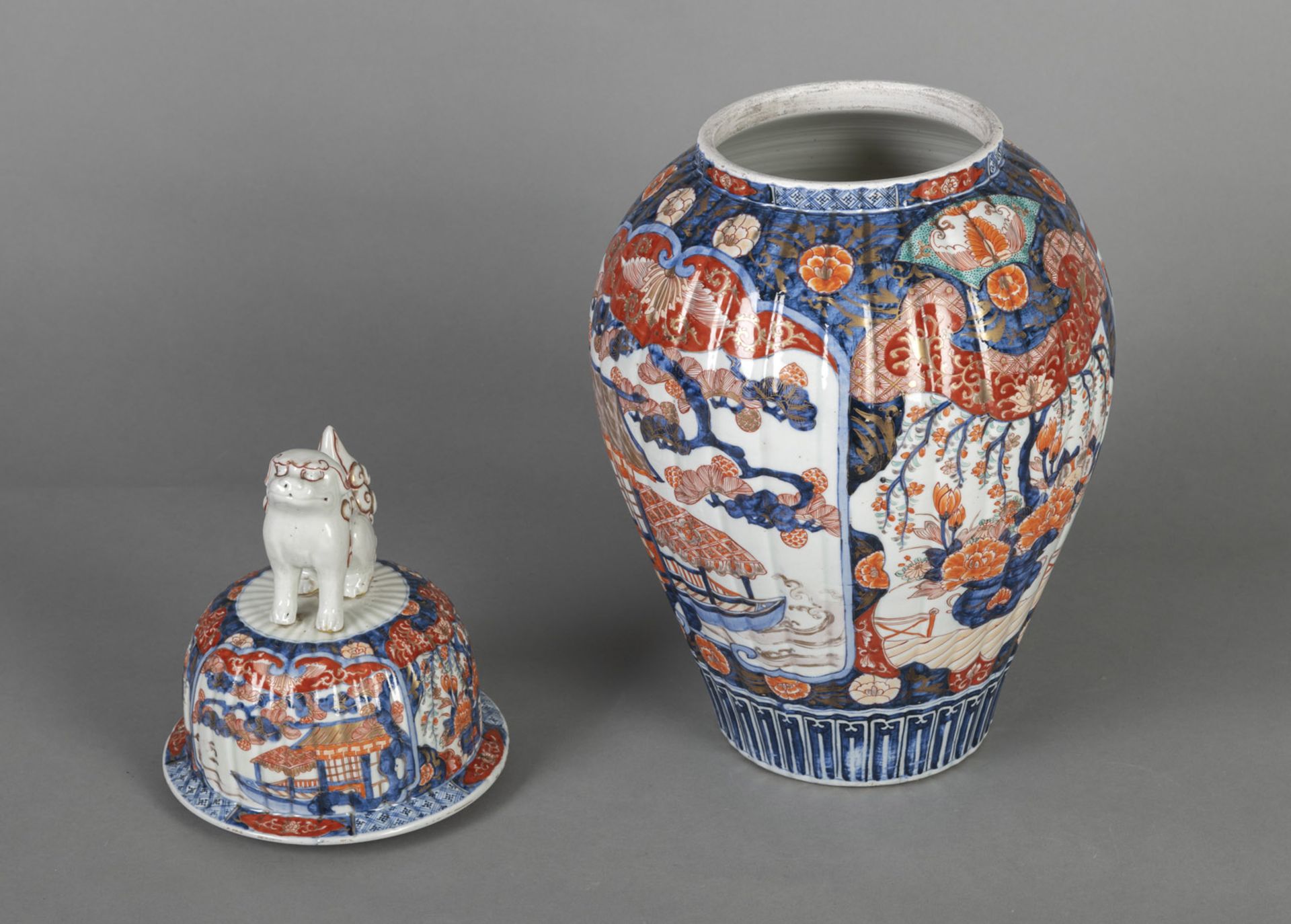 A LARGE RIBBED WALL IMARI VASE WITH COVER - Image 3 of 4