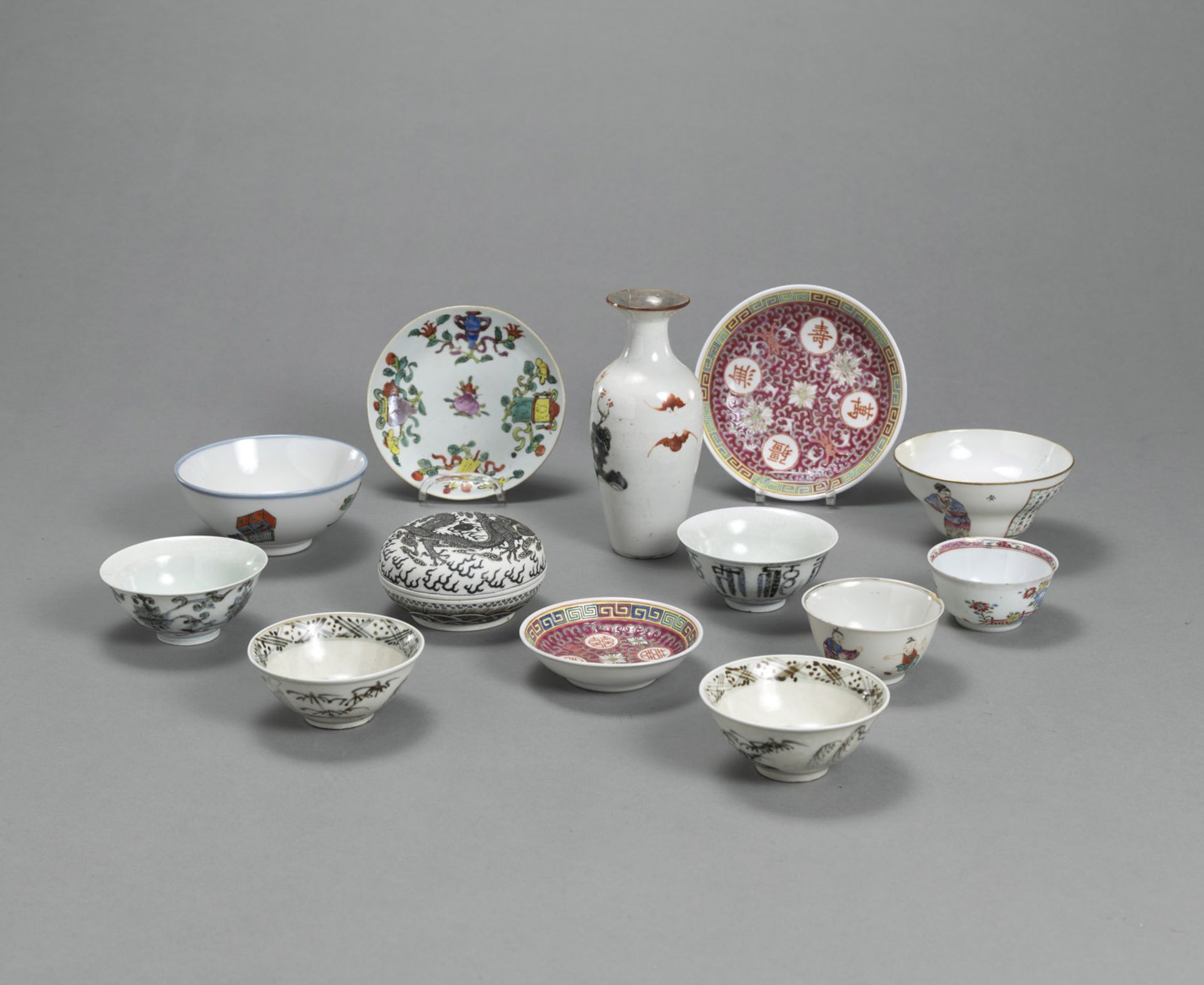 A GROUP OF POLYCHROME PORCELAIN BOWLS AND A BISCUIT DRAGON BOX WITH COVER - Image 2 of 4