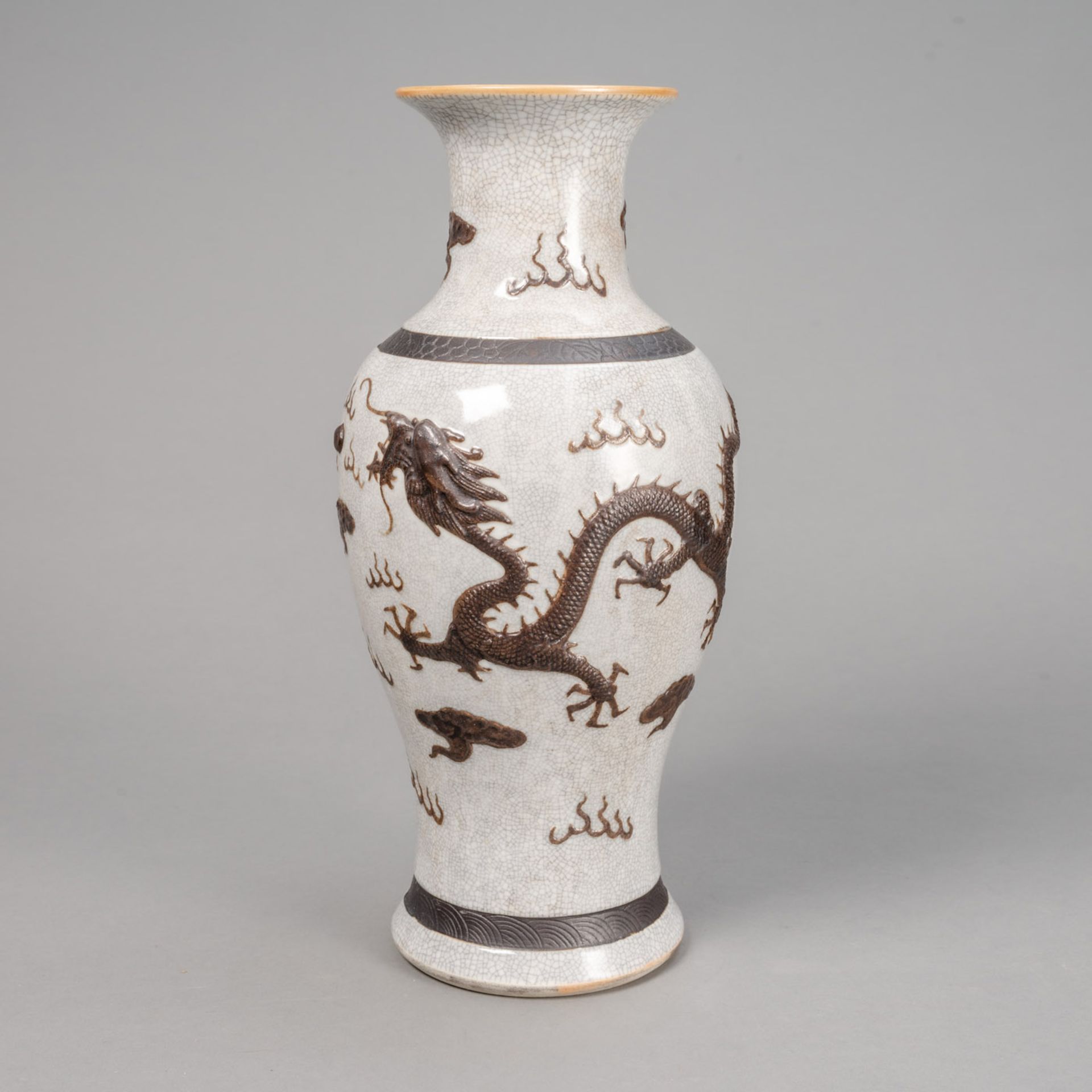 Krakelierte Vase mit Drachen-Reliefdekor, blau-weiße Deckelvase aus Porzellan und fünf Teller - Bild 3 aus 7