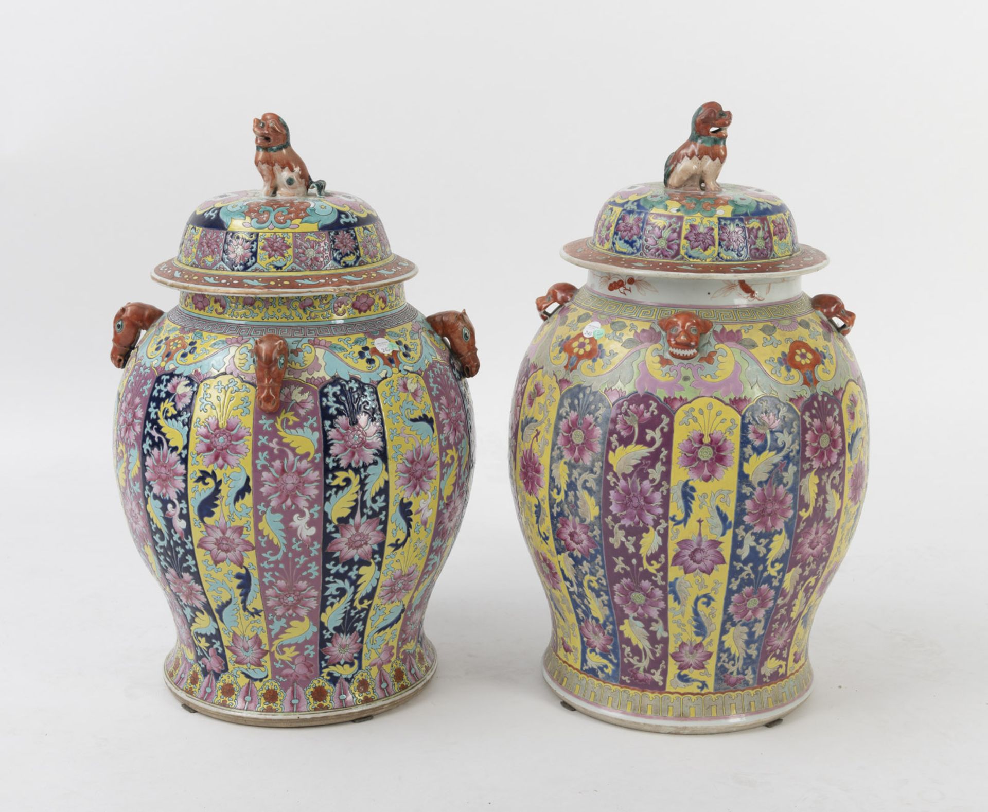 Zwei große polychrom bemalte Deckelvasen aus Porzellan mit floralem Dekor und halbplastischen Maska - Bild 6 aus 8