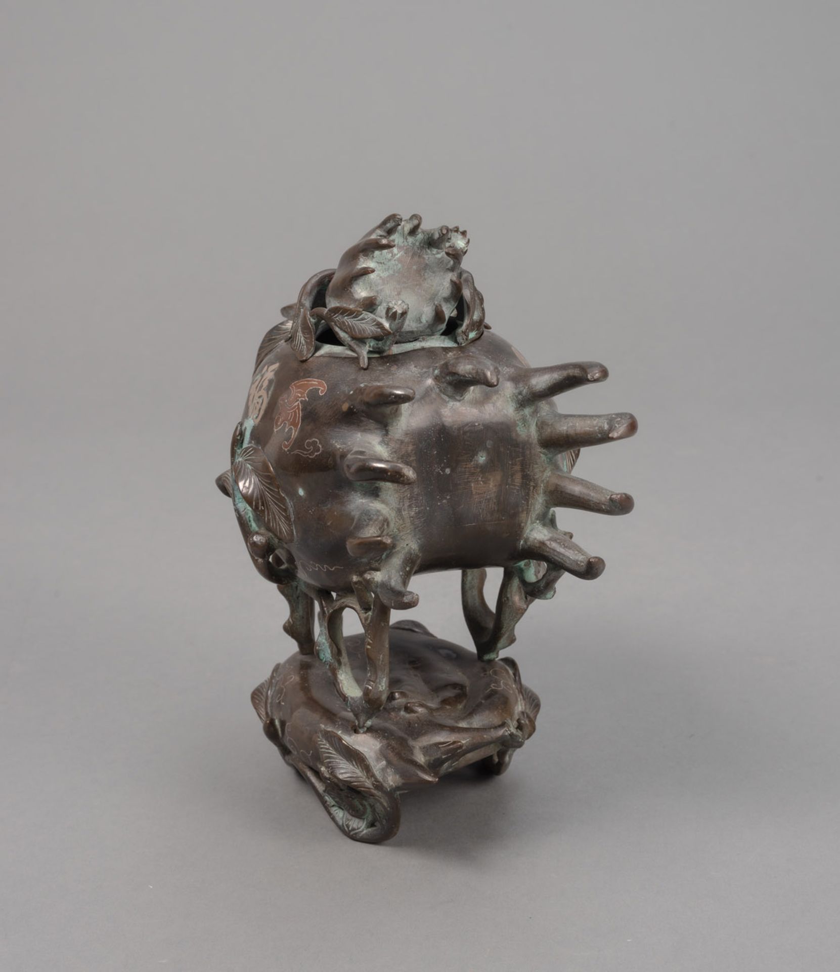 Weihrauchbrenner aus Bronze in Form einer Buddha-Hand-Zitrone mit eingelegtem Fledermausdekor - Bild 2 aus 4
