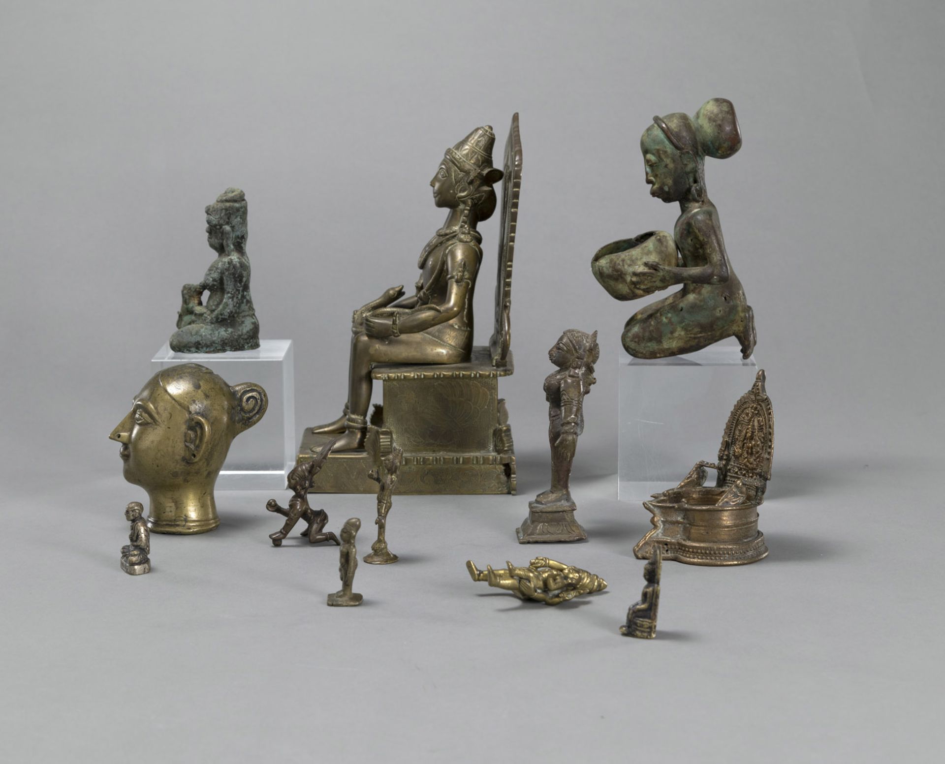 A GROUPE OF BRONZE FIGURES - Image 3 of 4