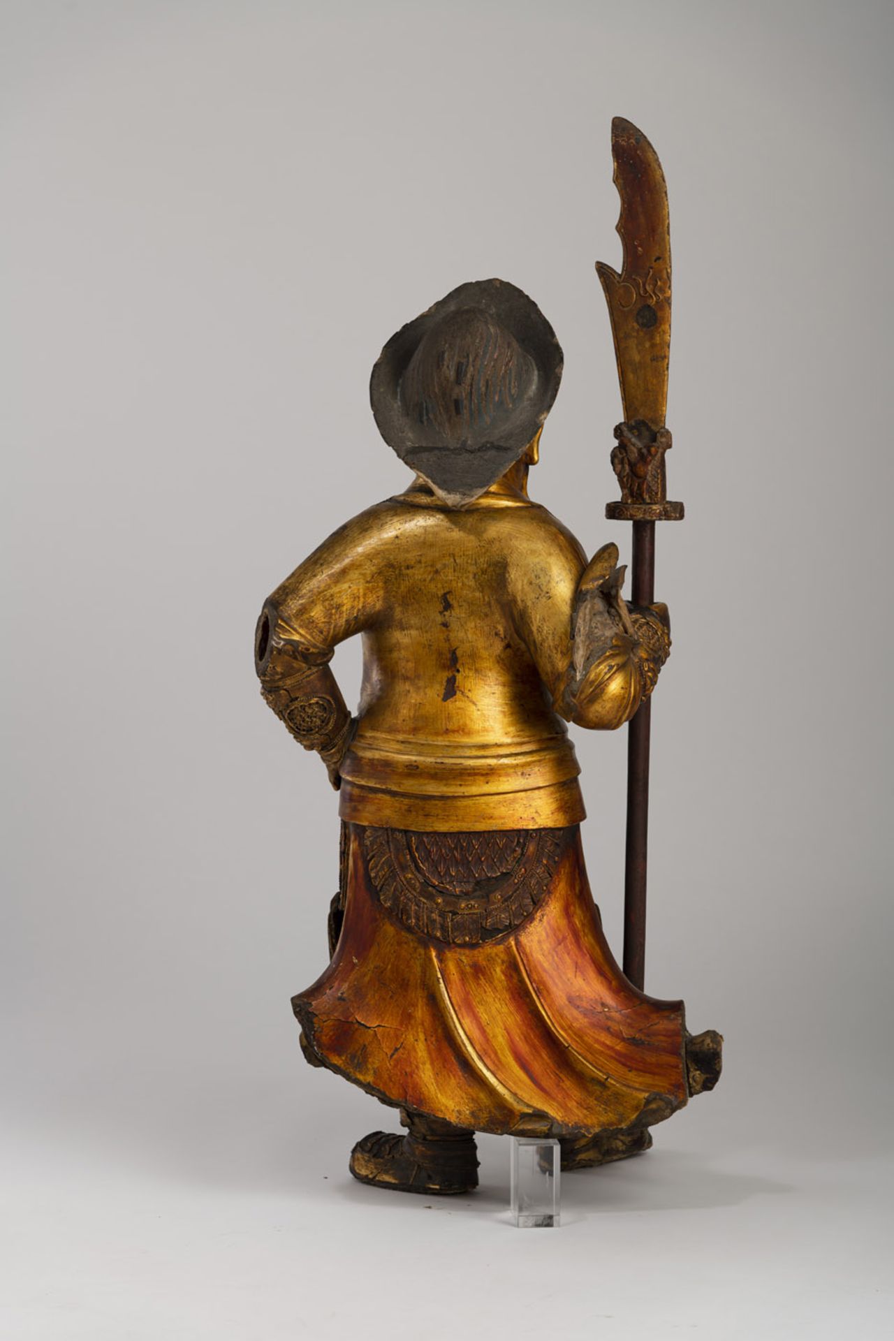 ERRATUM: A LARGE GILT-LACQUERED WOOD FIGURE OF ZHOU CANG - Image 5 of 6