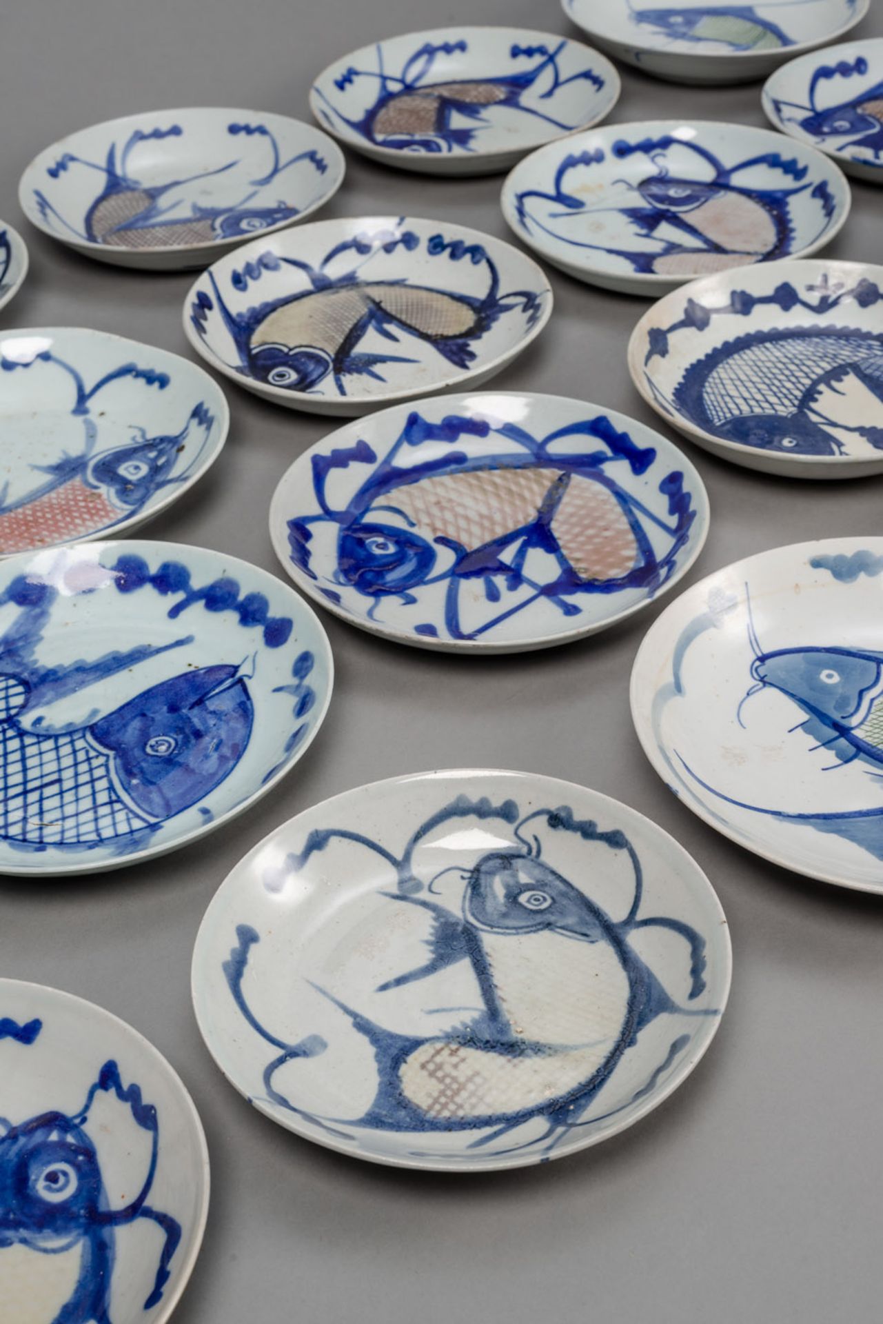 A GROUP OF 20 PORCELAIN FISH DISHES - Image 2 of 3