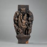 Relief aus Holz mit hinduistischer Gottheit
