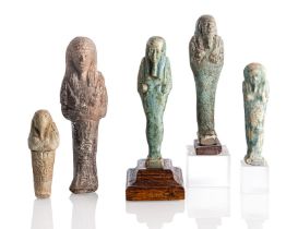 Fünf Ushepti-Figuren aus Terracotta, teils türkisfarben glasiert