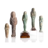 Fünf Ushepti-Figuren aus Terracotta, teils türkisfarben glasiert