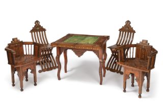 Feines Marketerie-Ameublement mit vier Stühlen und einem Tisch