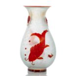 Vase aus transparentem Pekinggglas mit gravierten Wellenmuster und zwei Karpfen in rotem Überfang