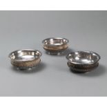 Drei Teeschalen (phorba) aus Wurzelholz, teils mit Silber gefasst, dekoriert mit Drachen und buddhi