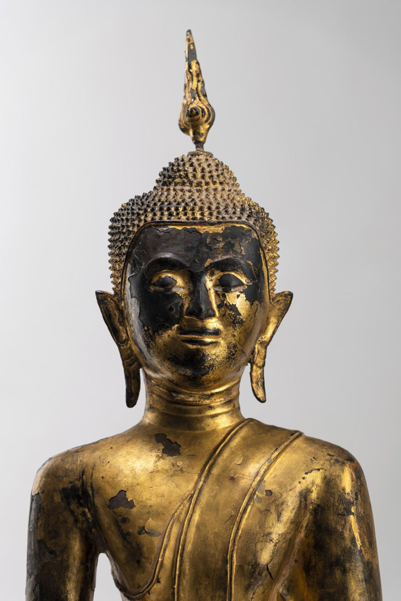 A GILT- AND RED-LACQUERED BRONZE FIGURE OF BUDDHA SHAKYAMUNI - Image 4 of 7