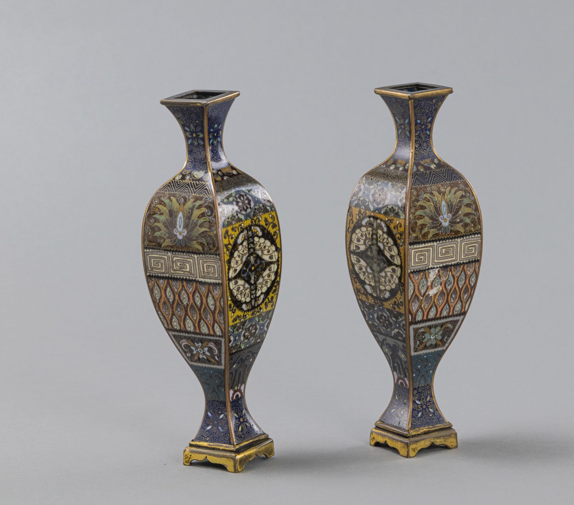 A PAIR OF CLOISONNÉ ENAMEL VASES MOUNTED ON STANDS - Image 2 of 4