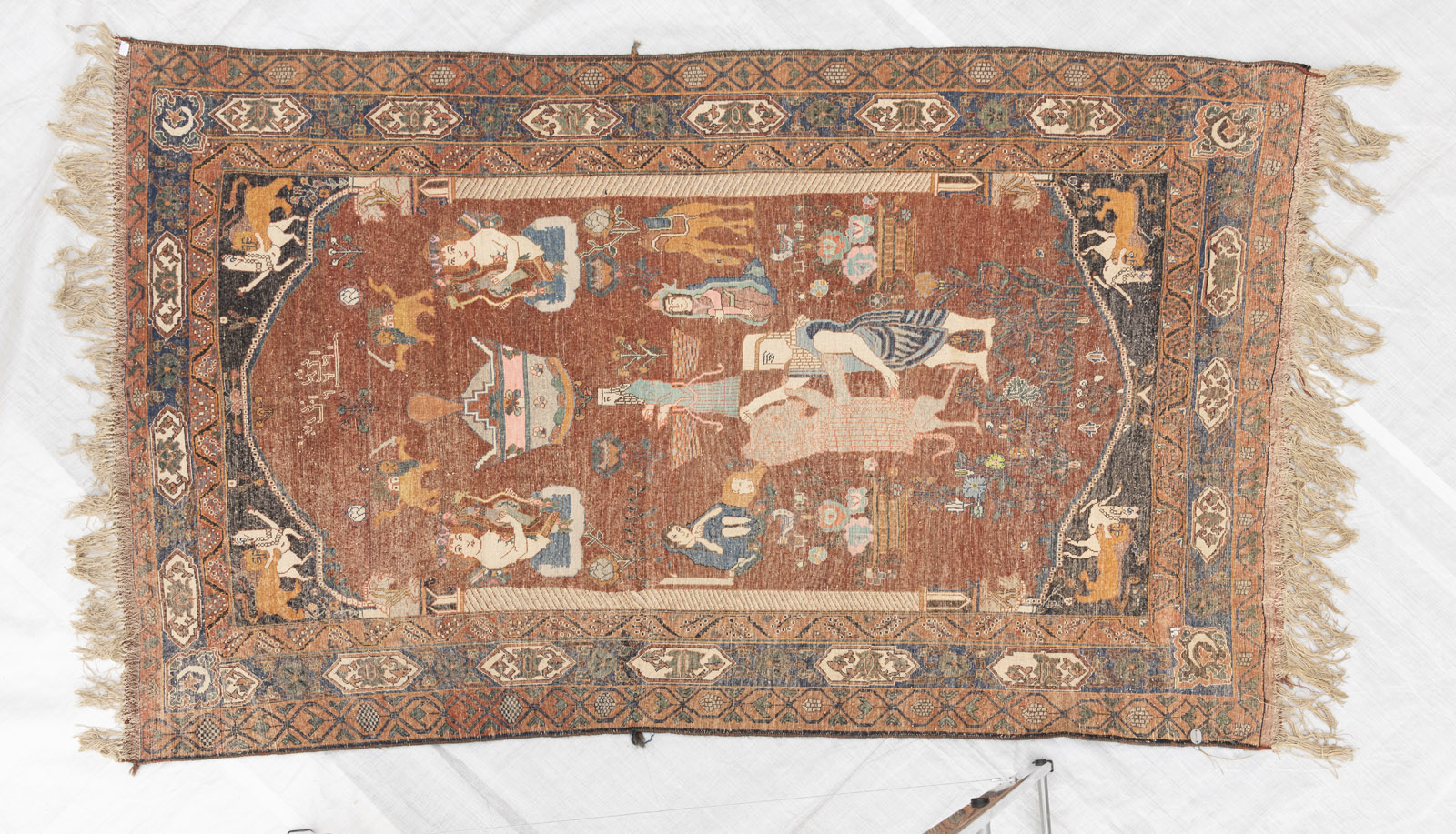 A PICTORIAL RUG - Image 7 of 7