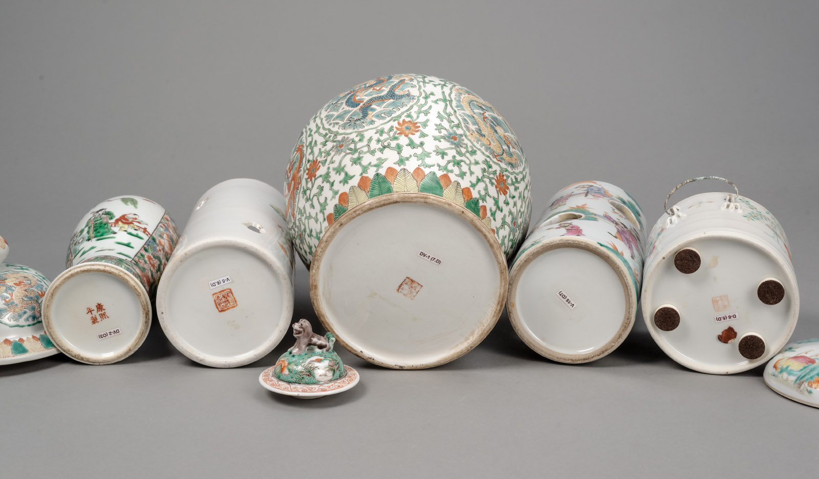 TWO 'FAMILLE ROSE' PORCELAIN HAT STANDS, TWO VASES AND COVERS, A LIDDED BOX, AND TWO STEM TRAYS, E. - Image 4 of 4