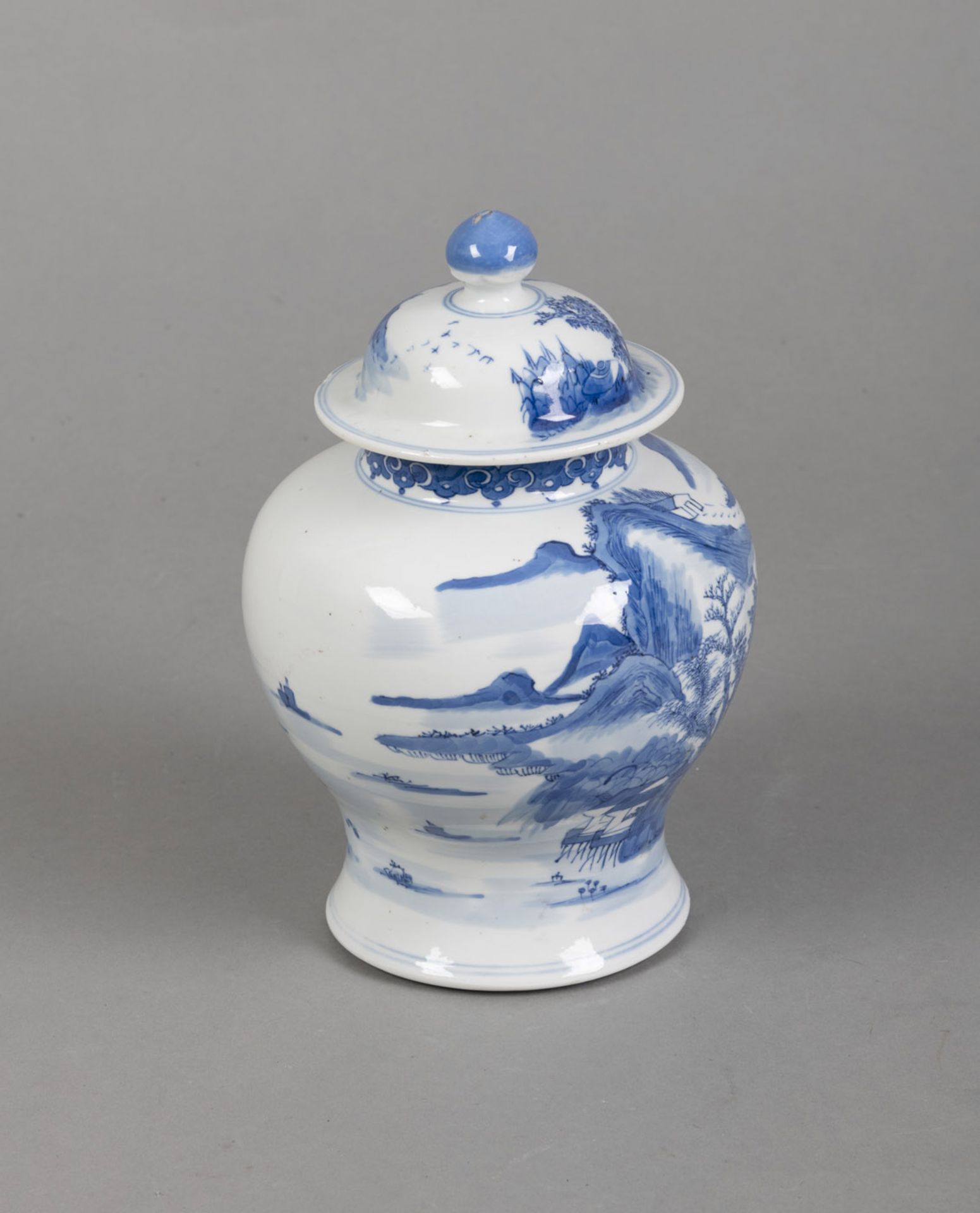 A BLUE AND WHITE PORCELAIN VASE AND COVER DEPICTING A SEA LANDSCAPE - Image 2 of 4