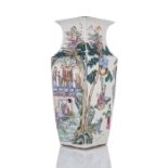 Vierkantvase mit 'Famille rose'-Figurendekor