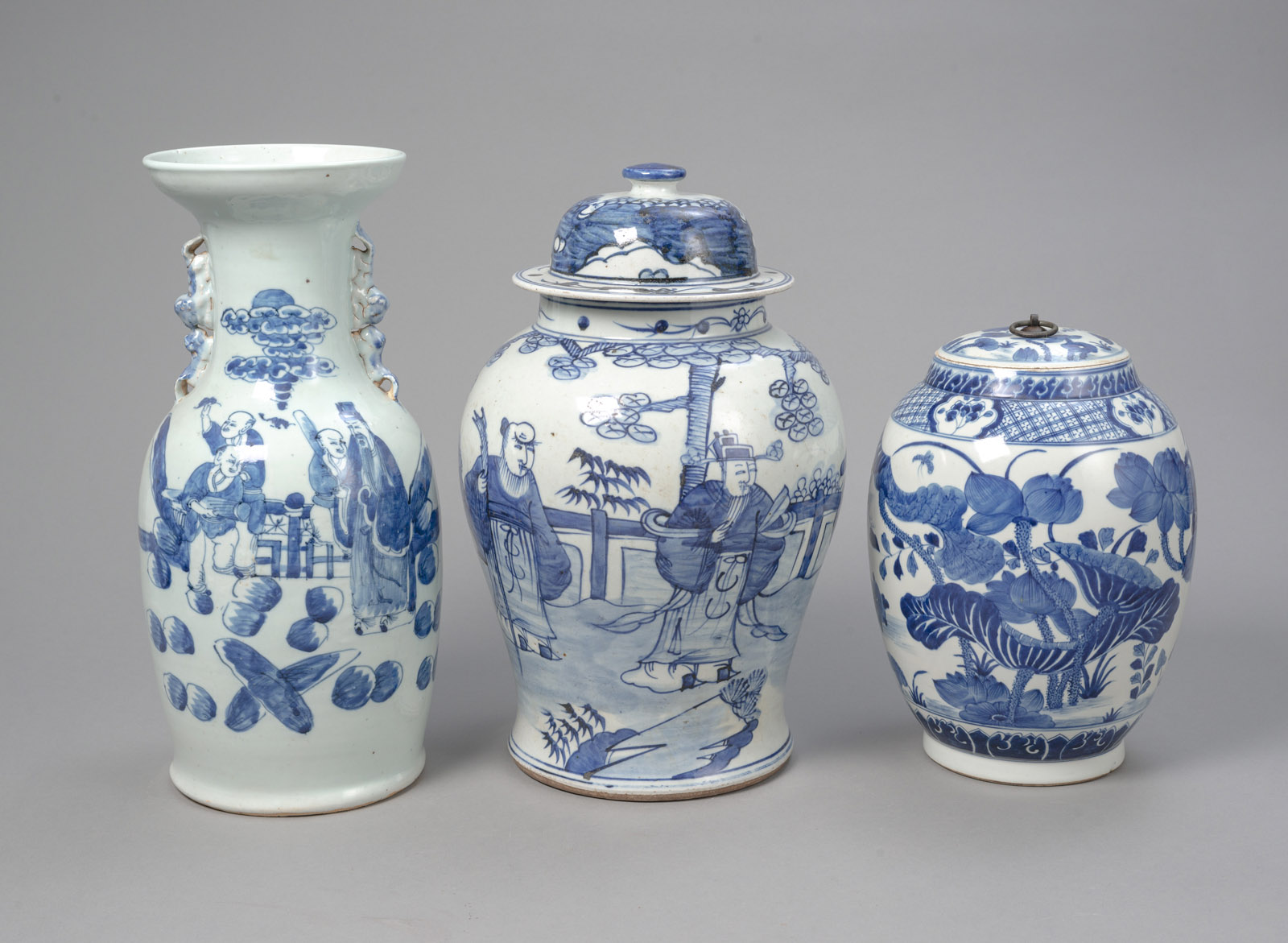 LOT OF BLUE AND WHITE PORCELAIN: FIVE VASES AND COVERS, ONE BALUSTER VASE - Image 2 of 4