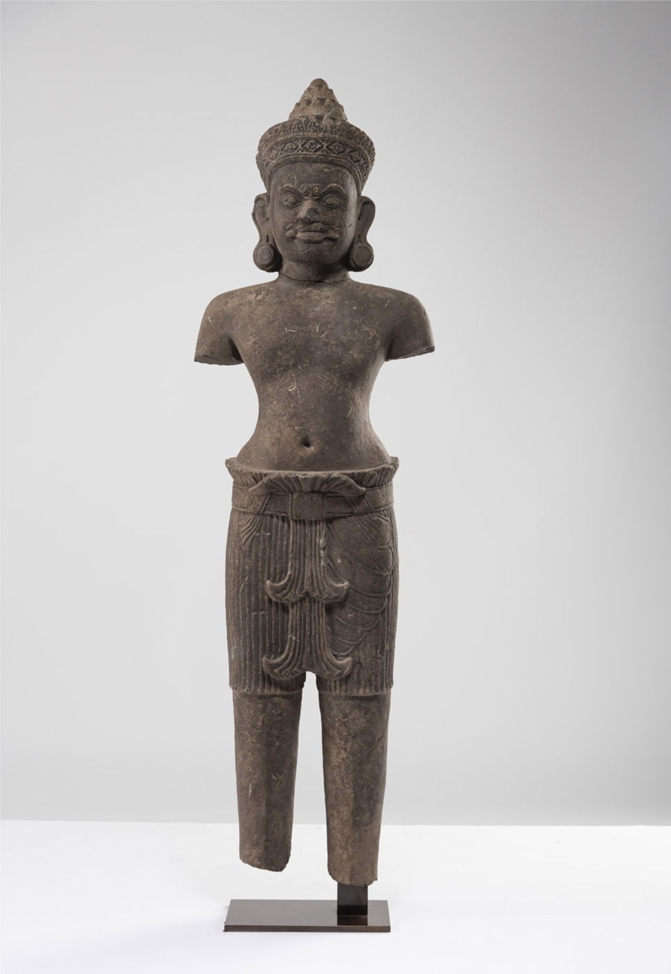 AN IMPORTANT SANDSTONE FIGURE OF A DVARAPALA - Image 7 of 8