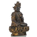 Guanyin auf Lotossockel aus Bronze mit Resten von Vergoldung