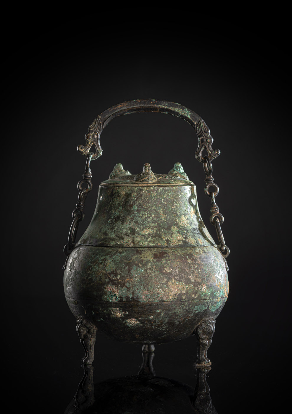 AN ARCHAIC BRONZE TRIPOD VESSEL AND COVER, DILIANG HU - Image 2 of 3