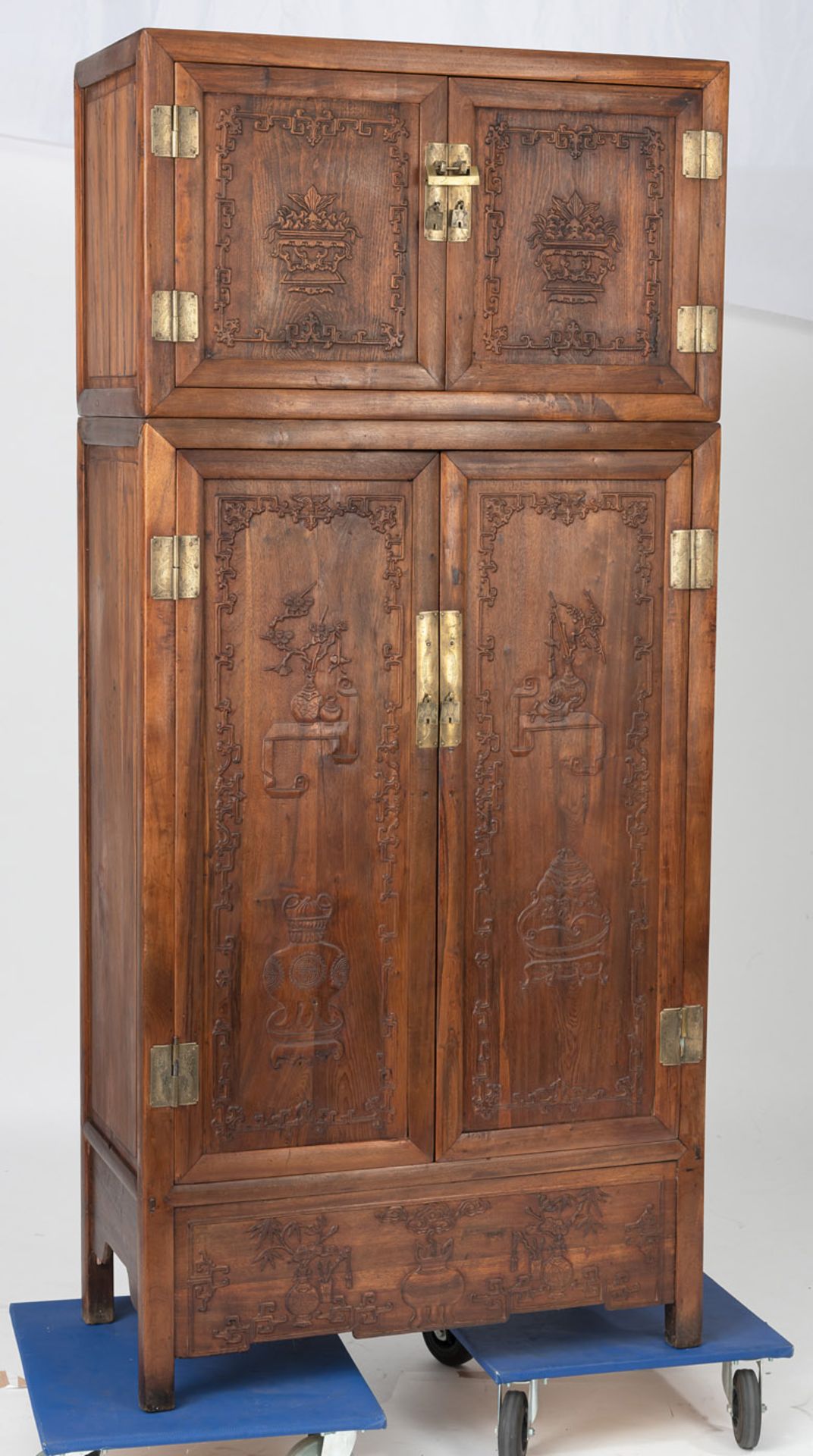 Erratum: Paar Aufsatzkabinette aus braunem Holz mit Reliefdekor von Antiquitäten - Bild 3 aus 15