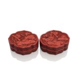 Paar blütenförmige Deckeldosen aus rotem Schnitzlack mit Lotusdekor
