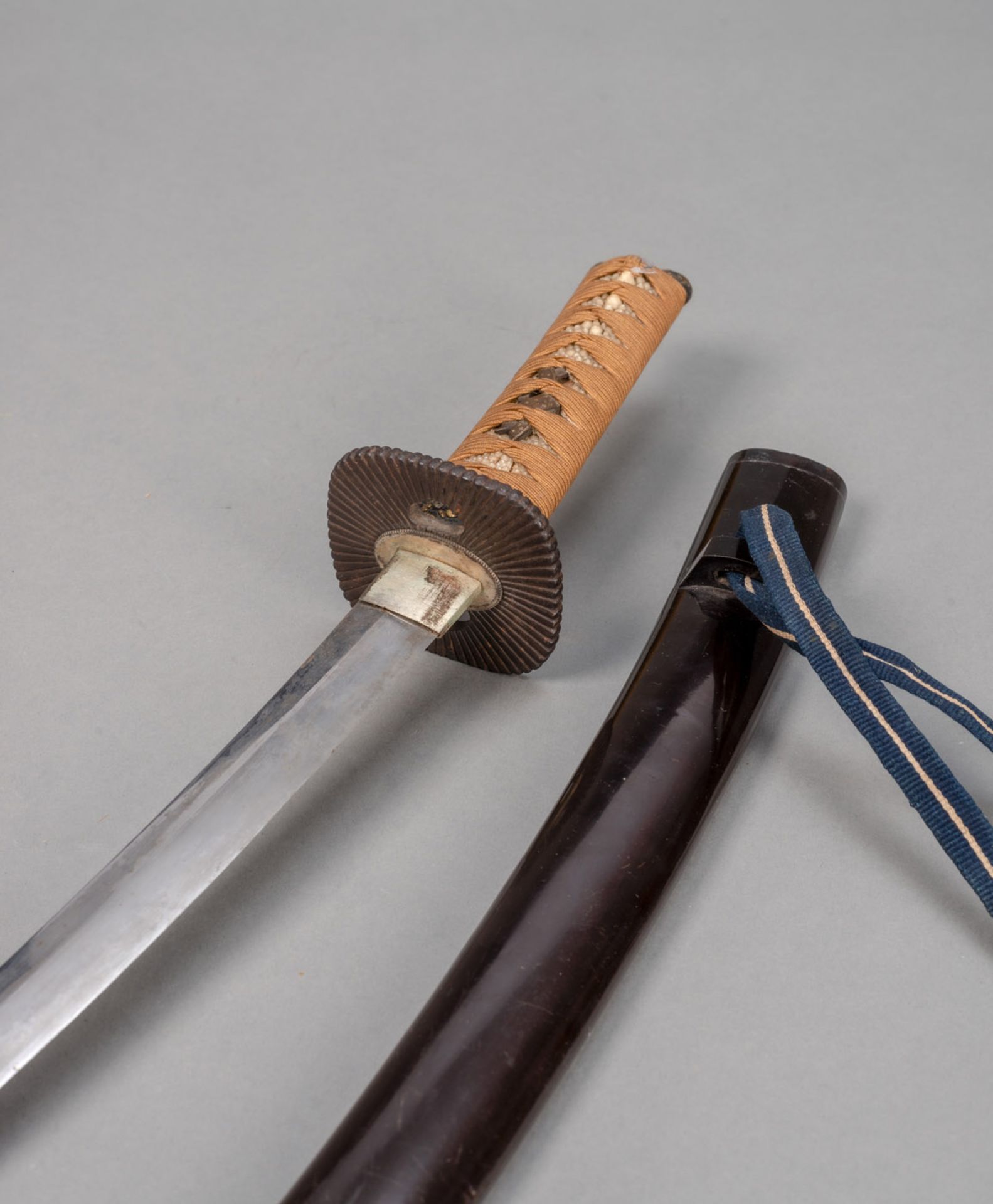 A WAKIZASHI WITH FISH-SKIN-MOUNTED HANDLE - Image 3 of 3