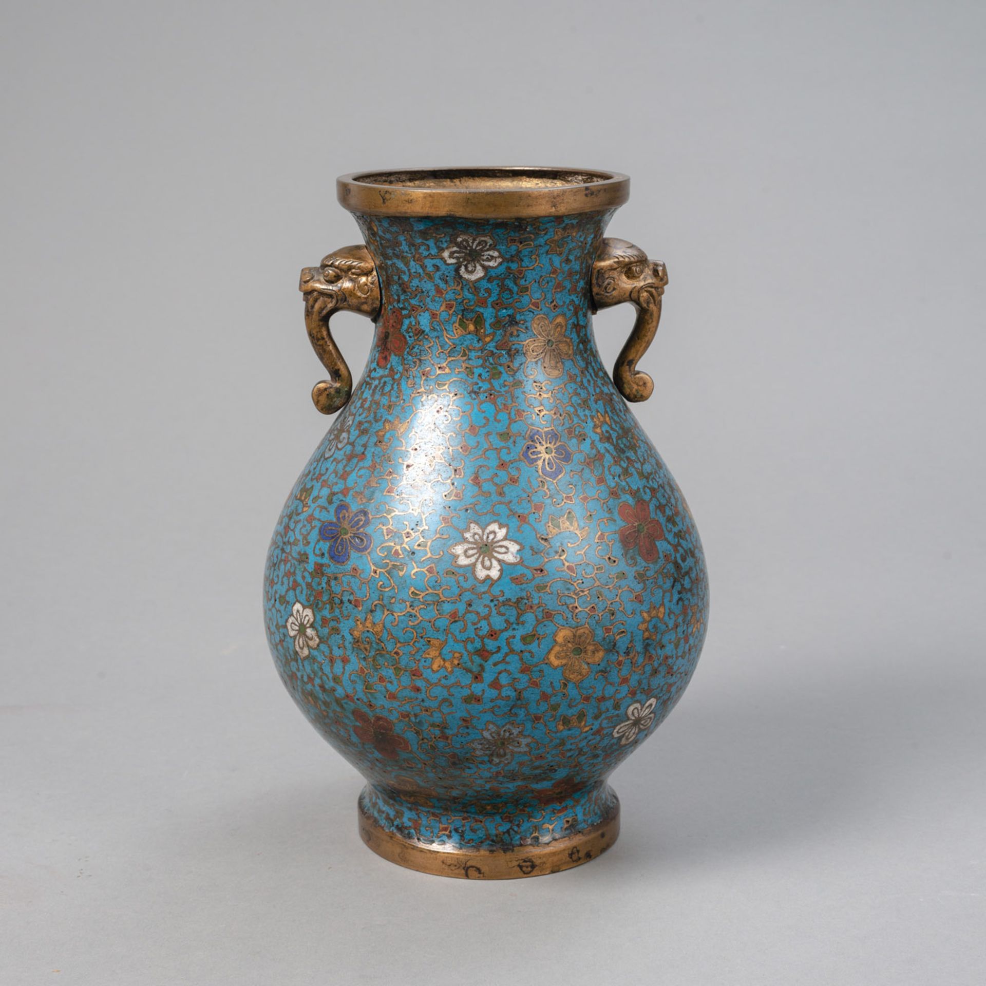 'Hu'-förmige Cloisonné-Vase mit Blütenranken und zwei seitlichen Baku-Maskenhenkeln