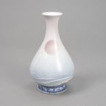 Flaschenvase von Shofu Katei (1870-1928) aus Porzellan mit unterglasurblauem Reliefdekor