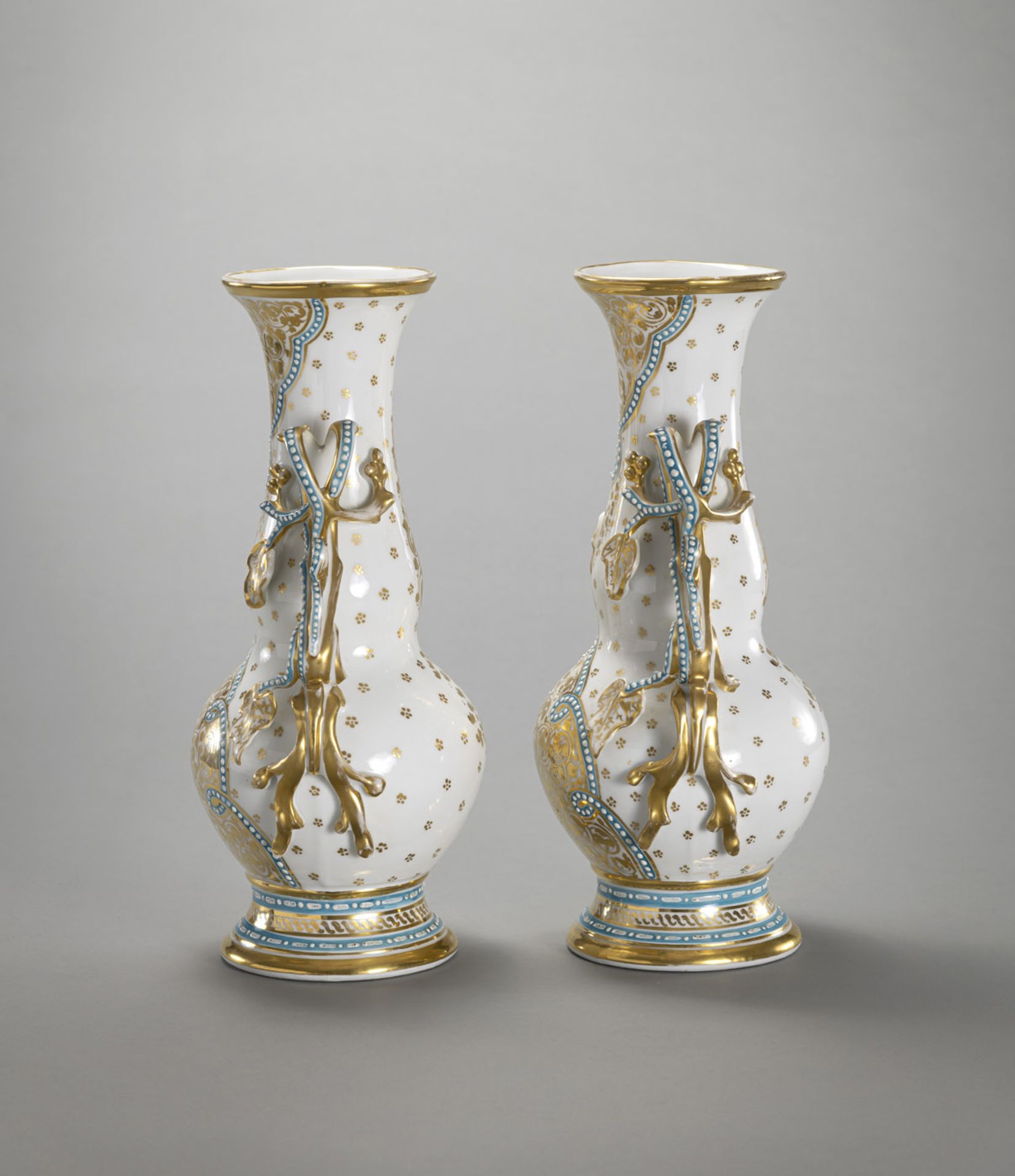 Paar Porzellanvasen mit geschwungenen Handhaben in Form von Weinlaub - Bild 3 aus 5