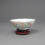 Blütenförmige Porzellanschale mit 'Famille rose'-'Shuangxi'- und Floraldekor